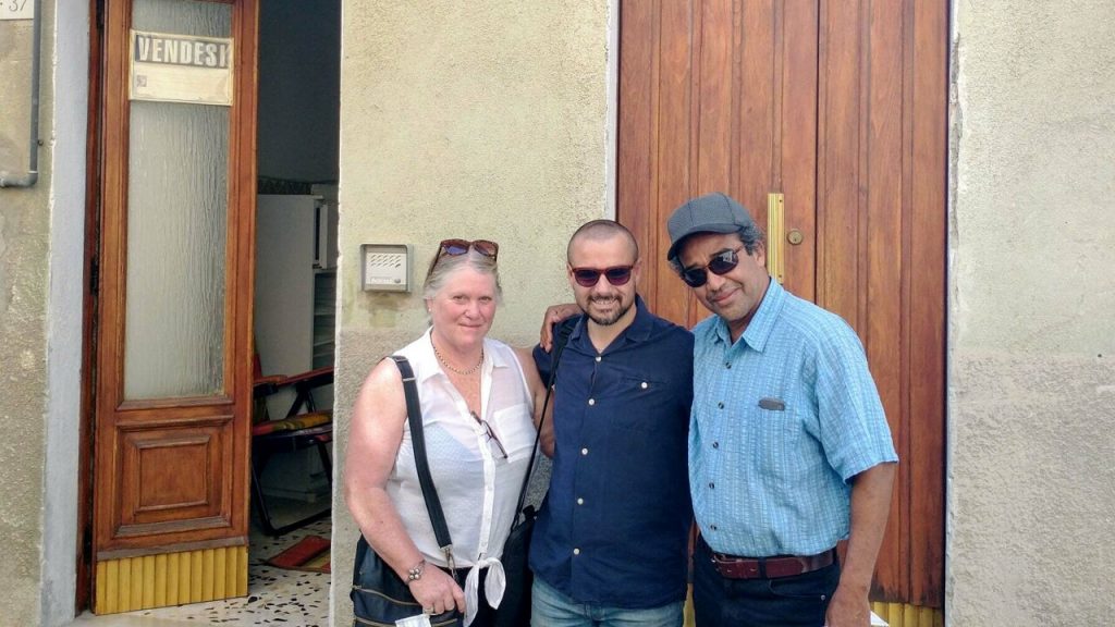 Il sindaco di Biccari (centro) con acquirenti interessati a destra e sinistra.
