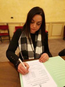L'assessore di Piazza Armerina, Aura Filetti, firma la giunta per le case a 1 euro.